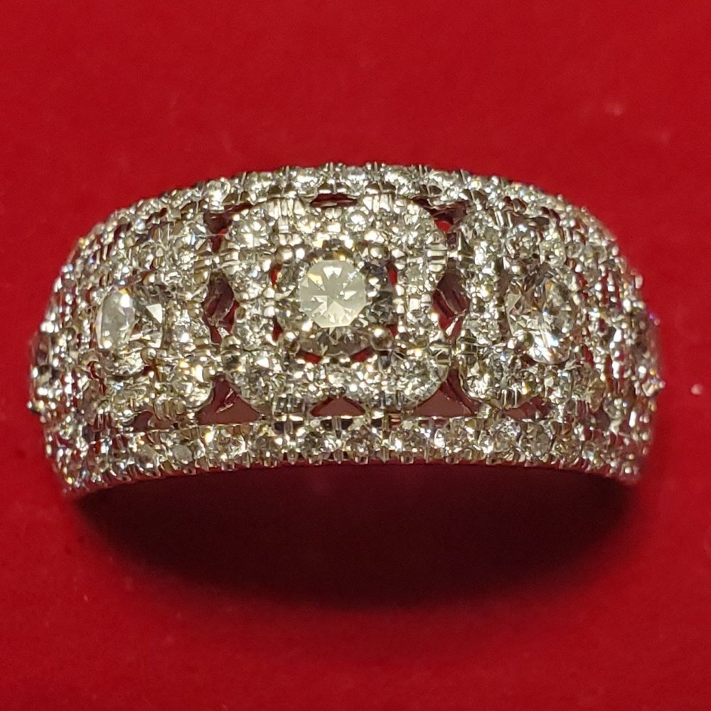 Beautiful design 14K white gold diamond ring